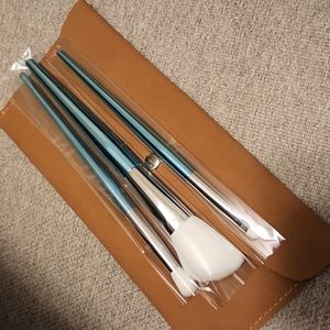 Elaina Badro babyblues brush set